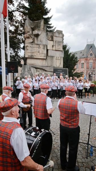Patriotyczne śpiewy w Ząbkowicach Śląskich. Mieszkańcy uczcili 82. rocznicę Powstania Warszawskiego
