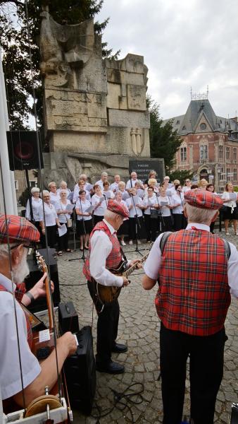 Patriotyczne śpiewy w Ząbkowicach Śląskich. Mieszkańcy uczcili 82. rocznicę Powstania Warszawskiego