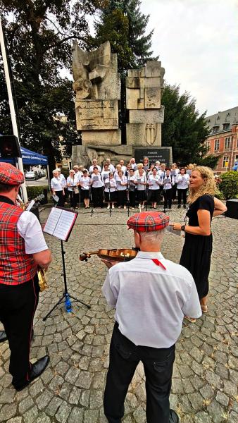 Patriotyczne śpiewy w Ząbkowicach Śląskich. Mieszkańcy uczcili 82. rocznicę Powstania Warszawskiego