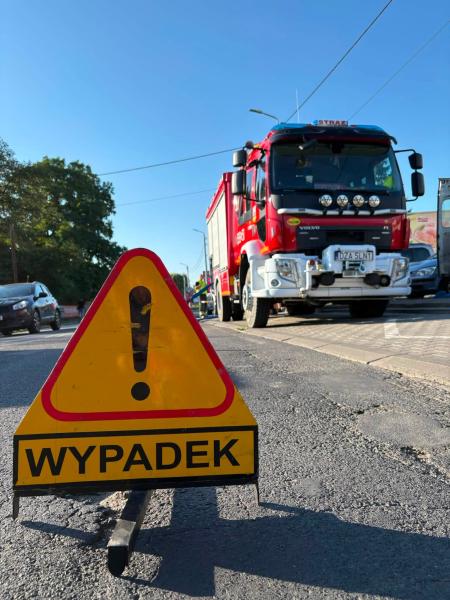 Nie dotarli, by ratować życie. Kolizja auta strażackiego w drodze do osoby z zatrzymaniem krążenia