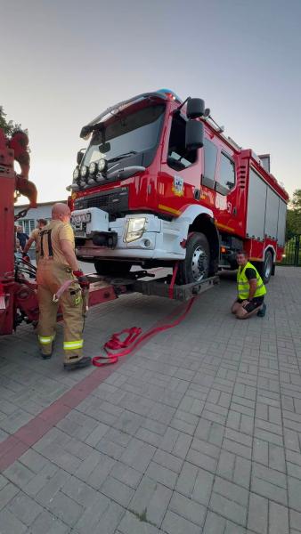 Nie dotarli, by ratować życie. Kolizja auta strażackiego w drodze do osoby z zatrzymaniem krążenia