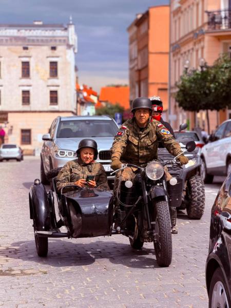 Zabytkowe pojazdy militarne wjechały na ziębicki rynek