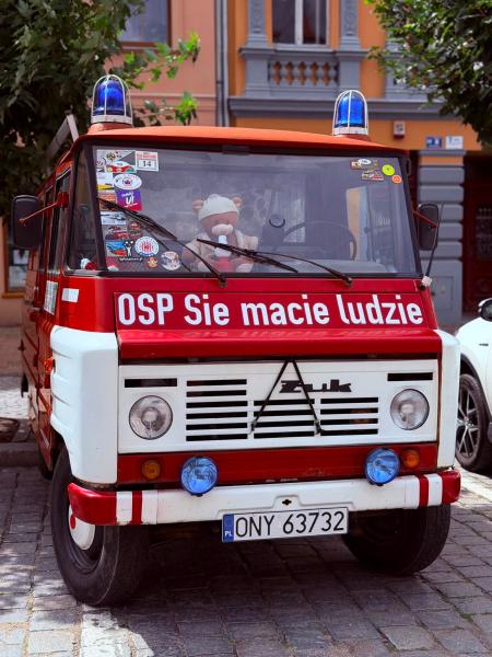 Zabytkowe pojazdy militarne wjechały na ziębicki rynek