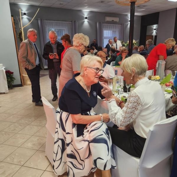 22 lata temu zabrzmiał w niej ostatni dzwonek. Absolwenci szkoły w Laskach spotkali się po latach