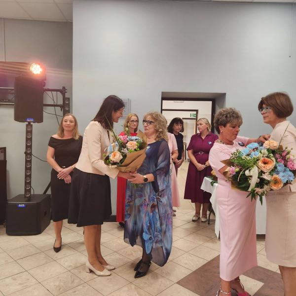22 lata temu zabrzmiał w niej ostatni dzwonek. Absolwenci szkoły w Laskach spotkali się po latach