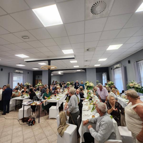 22 lata temu zabrzmiał w niej ostatni dzwonek. Absolwenci szkoły w Laskach spotkali się po latach