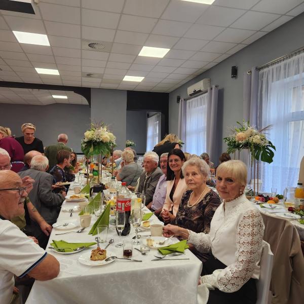 22 lata temu zabrzmiał w niej ostatni dzwonek. Absolwenci szkoły w Laskach spotkali się po latach