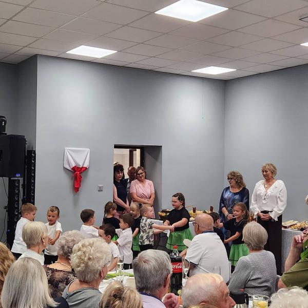 22 lata temu zabrzmiał w niej ostatni dzwonek. Absolwenci szkoły w Laskach spotkali się po latach