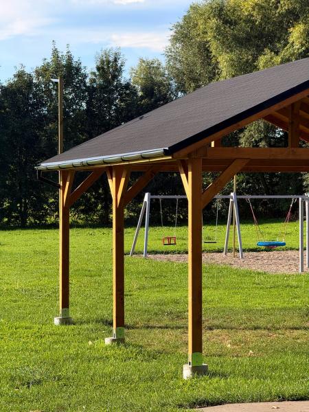 Dwie nowe altany stanęły przy świetlicy w Niedźwiedniku
