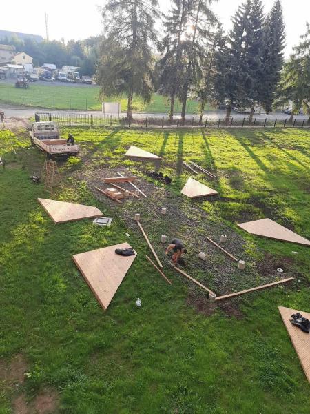 Nowa wiata edukacyjna i stacje pomiarowe przy ząbkowickim liceum. Inwestycja dobiega końca