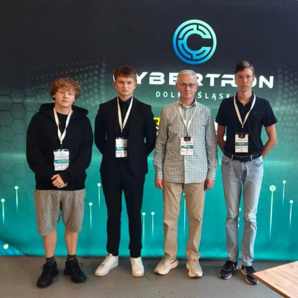 Uczniowie ząbkowickiego liceum na CyberTron Academy