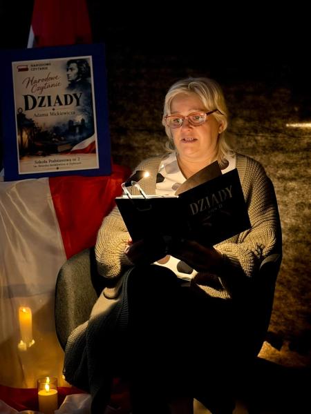 „Dziady” w roli głównej. Narodowe Czytanie w ziębickiej szkole podstawowej nr 2