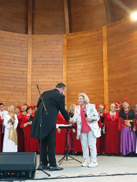 Muzyczne popołudnie w parku miejskim. Wrocławski Chór Seniora wystąpił w Złotym Stoku