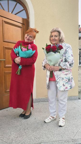 Muzyczne popołudnie w parku miejskim. Wrocławski Chór Seniora wystąpił w Złotym Stoku