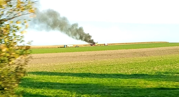 Kombajn stanął w ogniu. Pożar na polu między Ciepłowodami a Targowicą