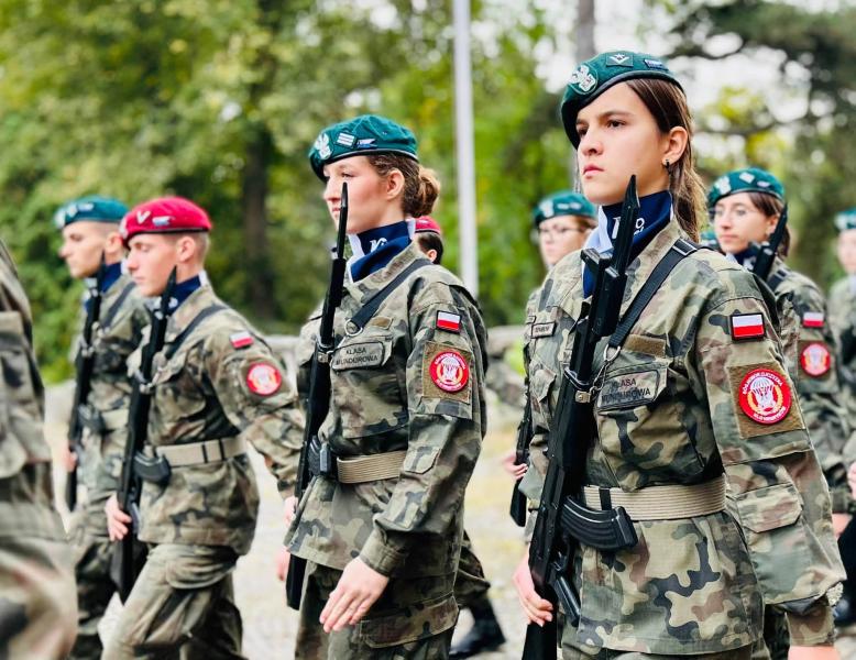 Kadeci z Henrykowa złożyli ślubowanie. Wyróżniono także nauczycieli