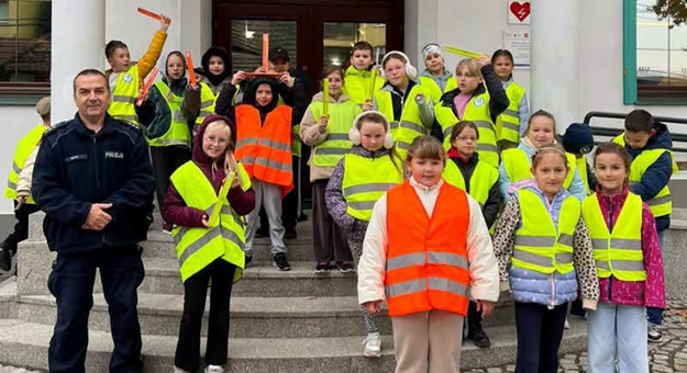 Uczniowie i policjanci rozmawiali z seniorami o bezpieczeństwie na drodze