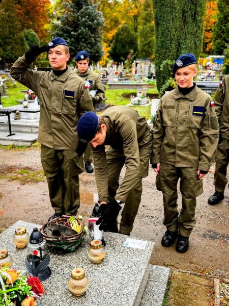 Zapalili znicze na 50 grobach. Uczcili pamięć kombatantów i powstańców warszawskich