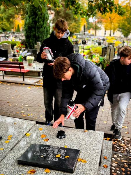 Zapalili znicze na 50 grobach. Uczcili pamięć kombatantów i powstańców warszawskich