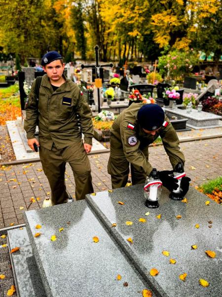 Zapalili znicze na 50 grobach. Uczcili pamięć kombatantów i powstańców warszawskich