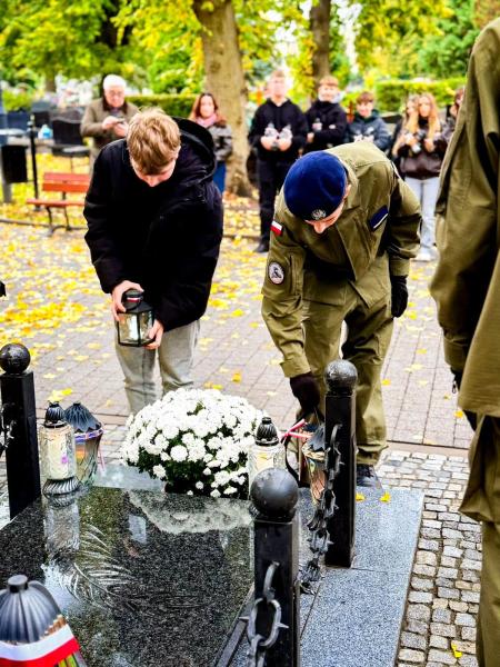 Zapalili znicze na 50 grobach. Uczcili pamięć kombatantów i powstańców warszawskich