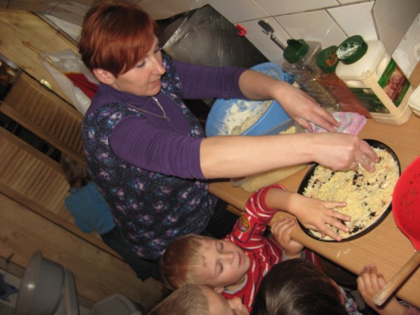 Przedszkolaki z Barda uczą się przyrządzać pizzę