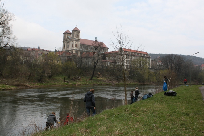 Akcja sprzątania rzeki