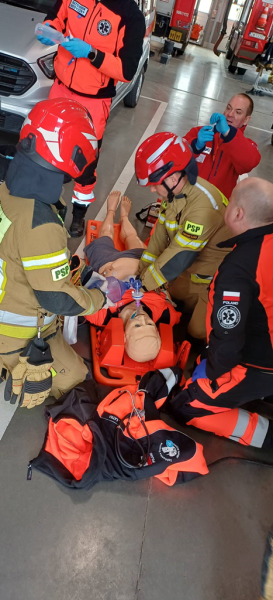 Wspólne ćwiczenia ratowników medycznych i strażaków w Ząbkowicach Śląskich