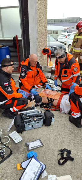 Wspólne ćwiczenia ratowników medycznych i strażaków w Ząbkowicach Śląskich