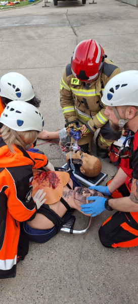 Wspólne ćwiczenia ratowników medycznych i strażaków w Ząbkowicach Śląskich