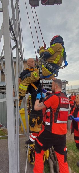 Wspólne ćwiczenia ratowników medycznych i strażaków w Ząbkowicach Śląskich