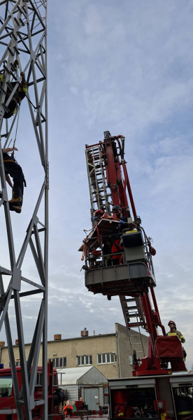 Wspólne ćwiczenia ratowników medycznych i strażaków w Ząbkowicach Śląskich