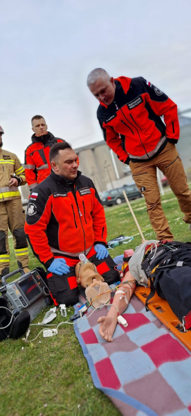 Wspólne ćwiczenia ratowników medycznych i strażaków w Ząbkowicach Śląskich