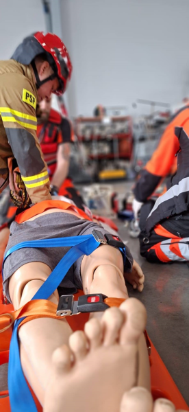 Wspólne ćwiczenia ratowników medycznych i strażaków w Ząbkowicach Śląskich