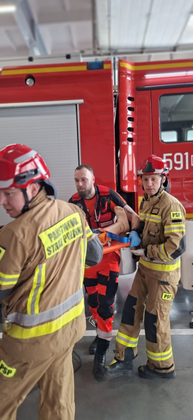 Wspólne ćwiczenia ratowników medycznych i strażaków w Ząbkowicach Śląskich