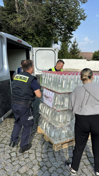 W gminie Ziębice woda jest już zdatna do picia, jednak nadal można otrzymać wodę butelkowaną