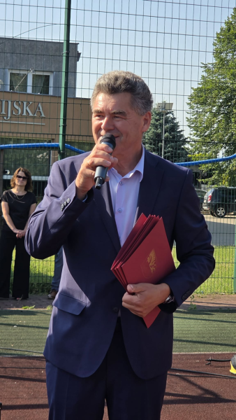 Najlepsi uczniowie ze szkół nagrodzeni przez Starostę Ząbkowickiego
