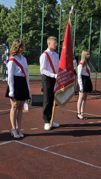 Najlepsi uczniowie ze szkół nagrodzeni przez Starostę Ząbkowickiego