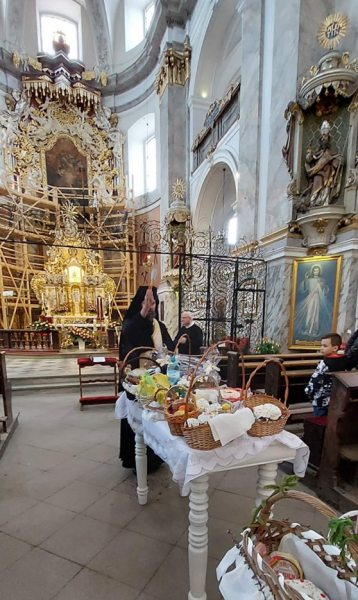 Święcenie pokarmów w Bazylice Mniejszej Nawiedzenia NMP w Bardzie