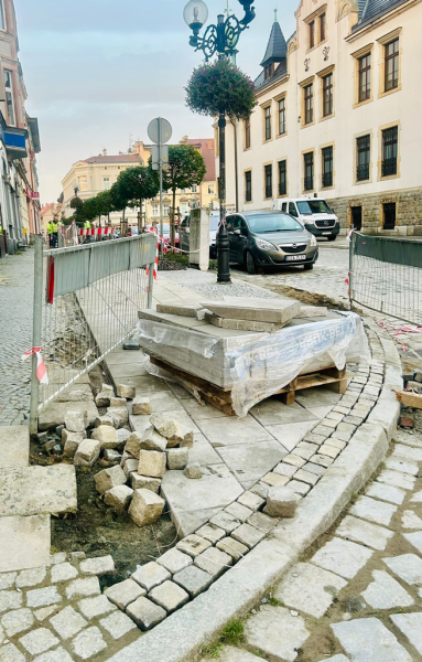 Remont chodnika w Rynku w Ziębicach