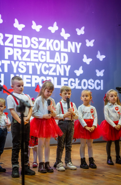 Lekcja patriotyzmu od najmłodszych. VI Przedszkolny Przegląd Artystyczny [foto]