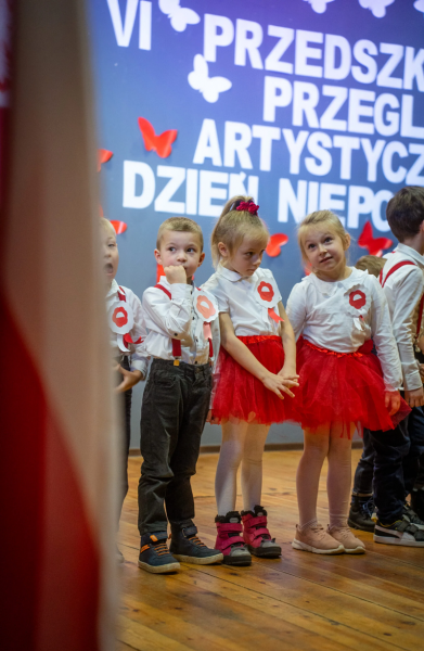 Lekcja patriotyzmu od najmłodszych. VI Przedszkolny Przegląd Artystyczny [foto]