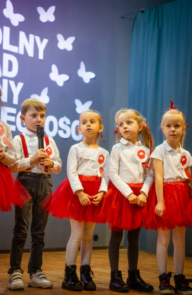 Lekcja patriotyzmu od najmłodszych. VI Przedszkolny Przegląd Artystyczny [foto]