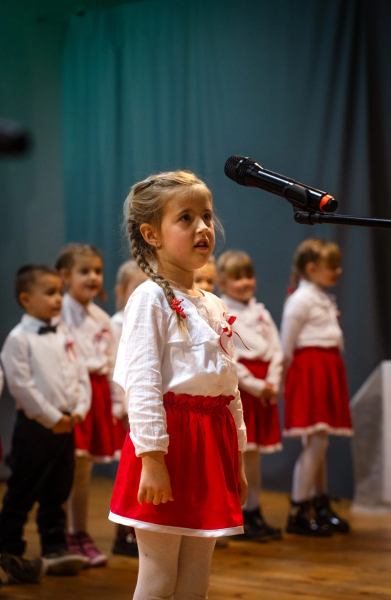 Lekcja patriotyzmu od najmłodszych. VI Przedszkolny Przegląd Artystyczny [foto]