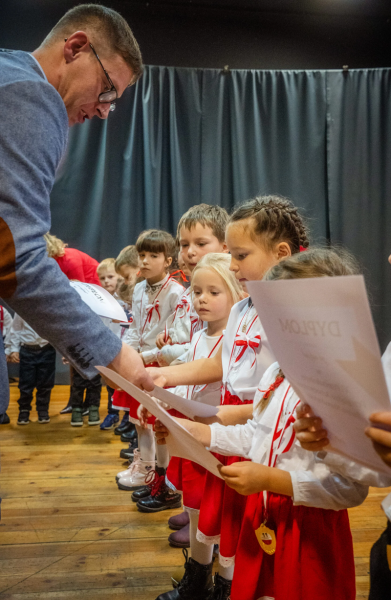 Lekcja patriotyzmu od najmłodszych. VI Przedszkolny Przegląd Artystyczny [foto]