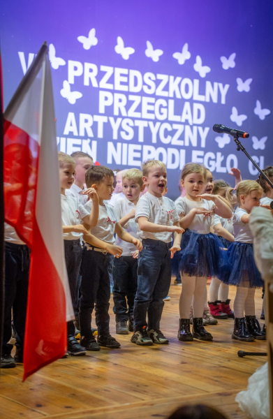 Lekcja patriotyzmu od najmłodszych. VI Przedszkolny Przegląd Artystyczny [foto]