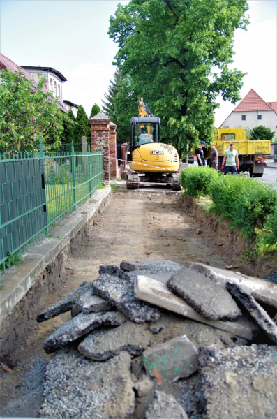 Budowa chodnika przy drodze wojewódzkiej - ulicy Wałowej