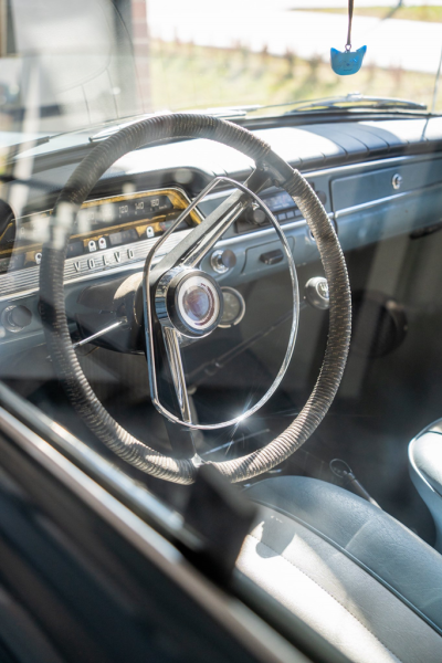 „Legendy na Kołach 2” – klasyczna motoryzacja w Ziębicach. Wystawa w hali sportowo-widowiskowej