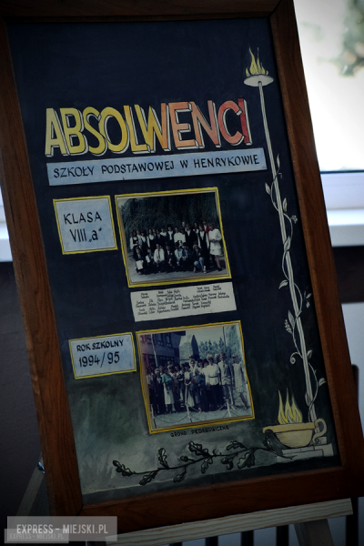 Nowy sztandar, kapsuła czasu i spotkania absolwentów. Szkoła w Henrykowie świętowała 80-lecie