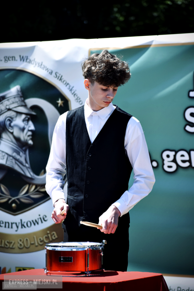 Nowy sztandar, kapsuła czasu i spotkania absolwentów. Szkoła w Henrykowie świętowała 80-lecie